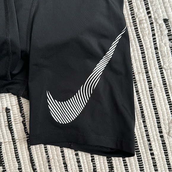 Nike - Picture 2 of 10